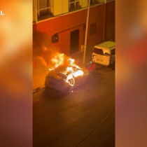 Fatih'te park halindeki otomobili tiner döküp yaktı