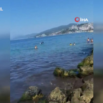 Kanalizasyon suyu sahilde vatandaşların üzerine aktı