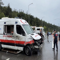 Çekmeköy’de ambulans bariyerlere çarparak devrildi