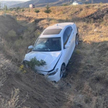 Erzincan'da otomobil yoldan çıktı: 3'ü çocuk 6 yaralı