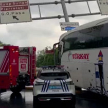 Eyüpsultan, Feshane'de yolcu otobüsü ve otomobil çarpıştı: Yaralılar var