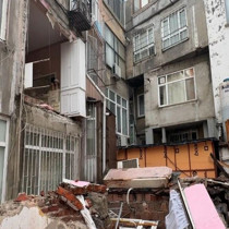 Şişli’de binanın duvarı çöktü! "Deprem oluyor sandık"