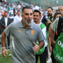 Bursaspor taraftarından Arda Turan'a özel karşılama