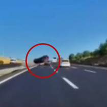 Feci kaza anbean kamerada... Kontrolden çıkan otomobil karşı şeride uçtu!