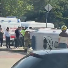 Kağıthane'de ambulans devrildi; 4 yaralı