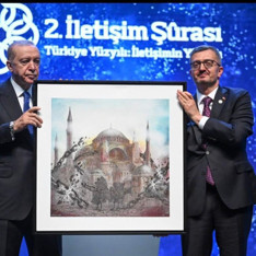 Cumhurbaşkanı Erdoğan'a İletişim Başkanı Duran'dan Ayasofya tablosu hediyesi
