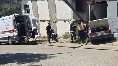 Duvara çarpan araçtaki yaşlı çift hayatını kaybetti