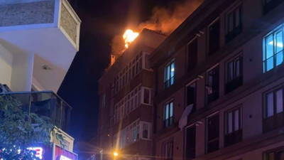İstanbul Esenyurt’ta 4 katlı binanın çatısında yangın