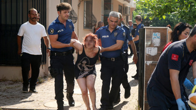Daireyi ateşe vererek kendisini eve kilitledi; kapı kırılarak çıkarıldı