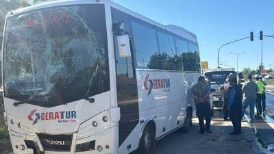 Kırşehir'de işçi servislerinin karıştığı kazada 17 kişi yaralandı
