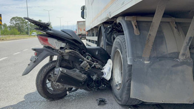 Motosiklet kamyonun tekerleri arasına ok gibi saplandı: Emekli komiser yardımcısı can verdi