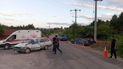 Bilecik'te 2 otomobilin çarpıştı; 10 kişi yaralandı