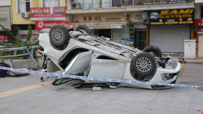 Hatay'da otomobil devrildi: 2 kişi can verdi, 3 kişi yaralandı