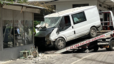Minibüsle çarpışıp kıraathanede oturanların arasına daldı: Ölü ve yaralılar var