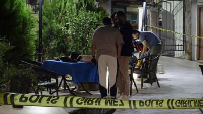 Çay bahçesinde dehşet! Boşanma aşamasındaki eşini öldürdü