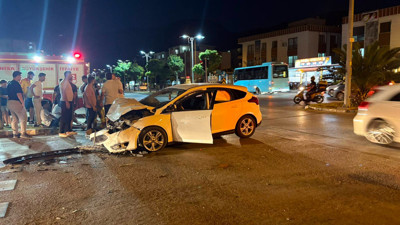 Manisa'da iki otomobil çarpıştı: 4 yaralı
