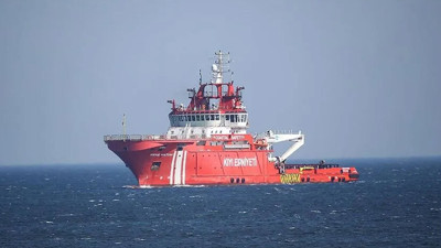 Zeytinburnu açıklarında makine arızası nedeniyle sürüklenen tekne kurtarıldı