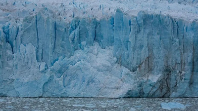 Grönland'a doğru devasa bir buzdağı ilerliyor