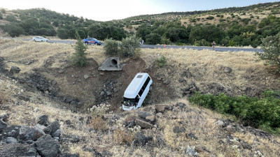 Şanlıurfa'da tarım işçilerini taşıyan minibüs şarampole devrildi: Yaralılar var