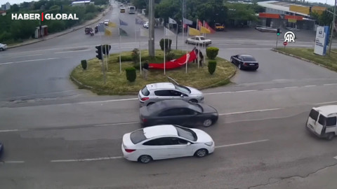 Hatay'da kavşağa düşen Türk bayrağını yoldan geçen sürücüler kaldırdı