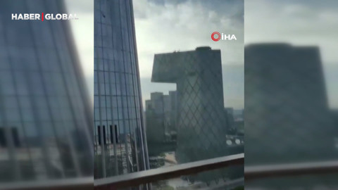 Çin’de uçak 108 katlı gökdelene çarptı