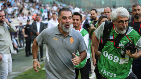 Bursaspor taraftarından Arda Turan'a özel karşılama
