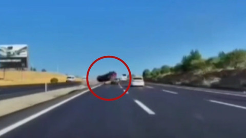 Feci kaza anbean kamerada... Kontrolden çıkan otomobil karşı şeride uçtu!