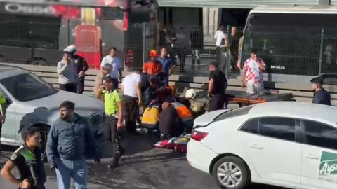 Beylikdüzü'nde üç araç birbirine girdi: İki kişi ağır yaralandı