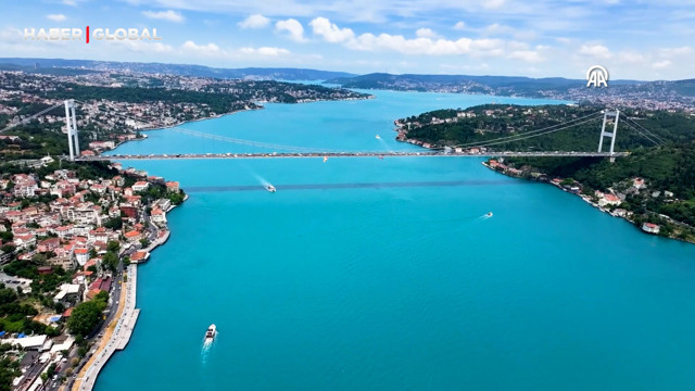 İstanbul Boğazı turkuaz görüntüsüyle büyüledi