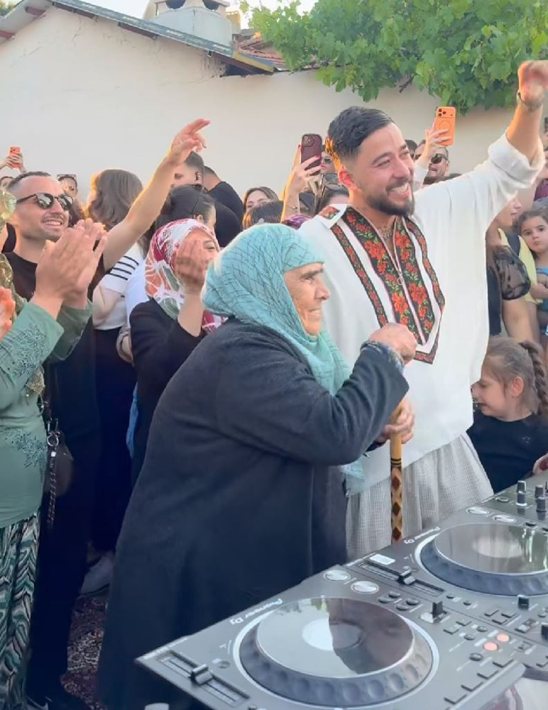 DJ Mahmut Orhan köyünde konser verdi! Sosyal medyaya damga vurdu! - Resim : 4