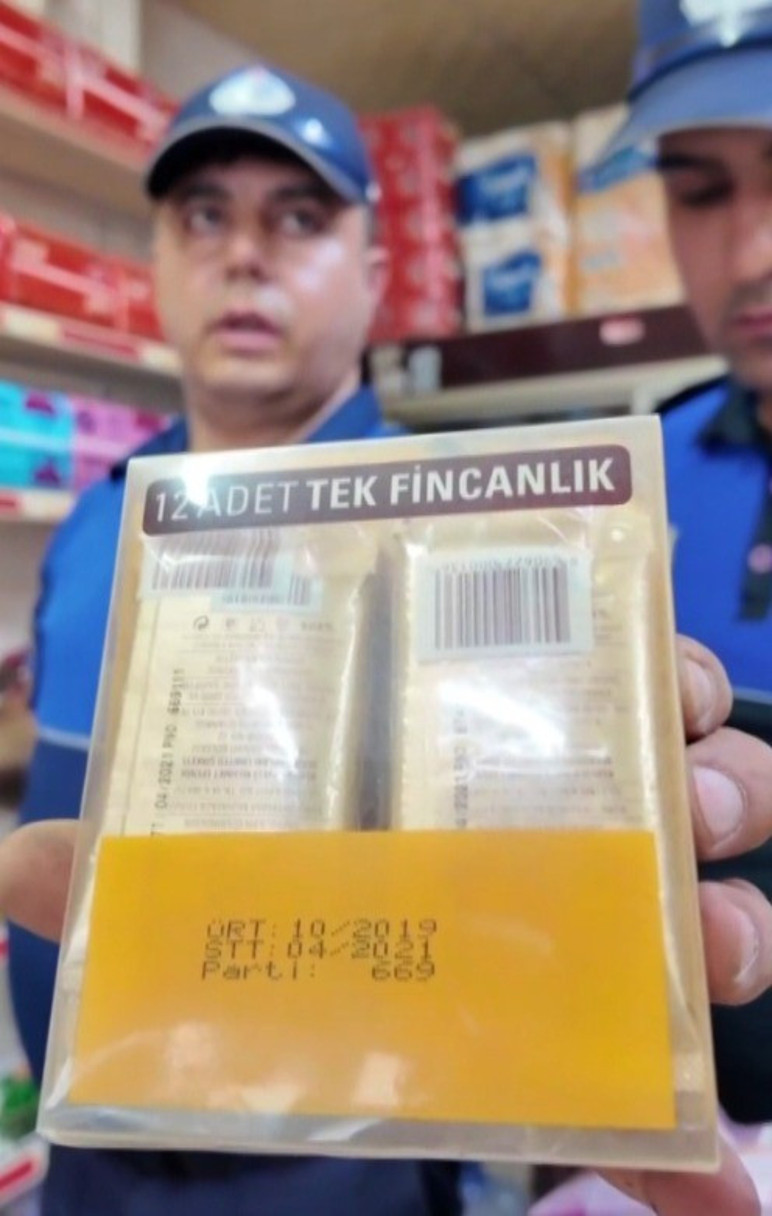 Raflarda 10 yıllık skandal: Tarihi geçmiş ve kurtlanmış ürünler bulundu - Resim : 2