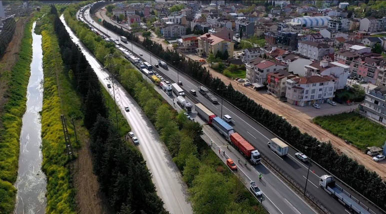 Kocaeli TEM'de 6 tır birbirine girdi: Ankara yönü trafiğe kapandı - Resim : 2