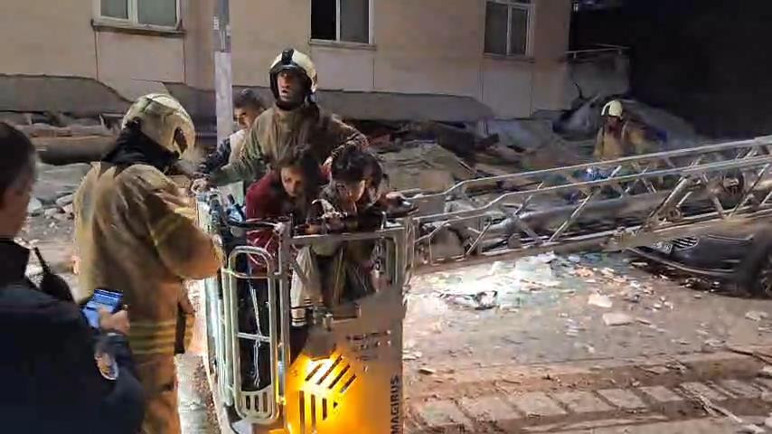 İstanbul Maltepe'de 7 katlı binanın 3 katı çöktü - Resim : 3
