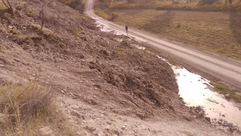 Ankara'da toprak kayması! Yol trafiğe kapandı - Resim : 1