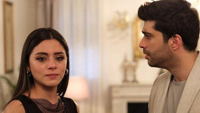 Sıla Türkoğlu 'Kızılcık Şerbeti'nden ayrılır ayrılmaz iki ismi sildi - Resim : 1