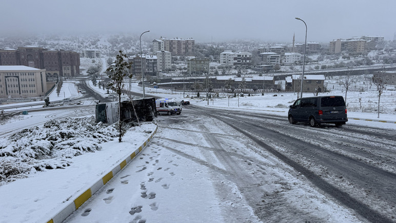 Kar yağışı kazaya yol açtı! İşçi servisi devrildi: 14 yaralı - Resim : 1