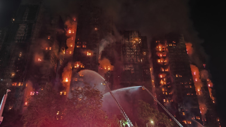 Hong Kong'ta yangın felaketi: Hayatını kaybedenlerin sayısı 65'e yükseldi - Resim : 1