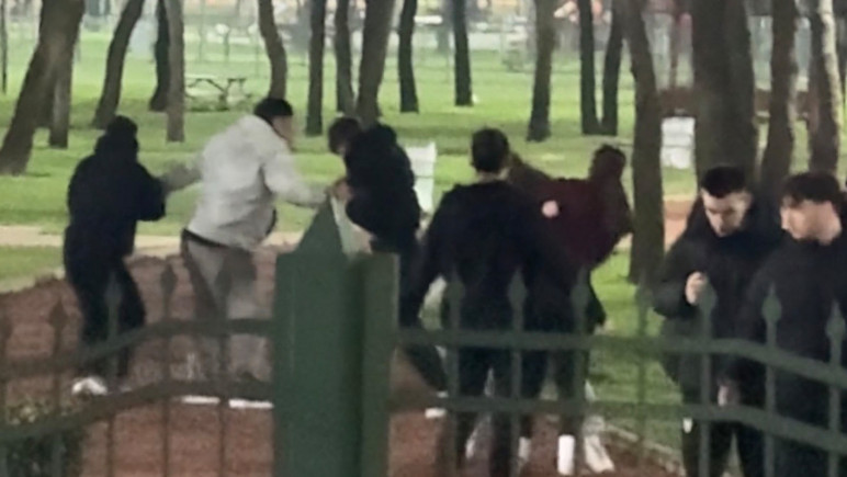 Lise öğrencilerinin kavgasında tekme ve yumruklar havada uçuştu - Resim : 1