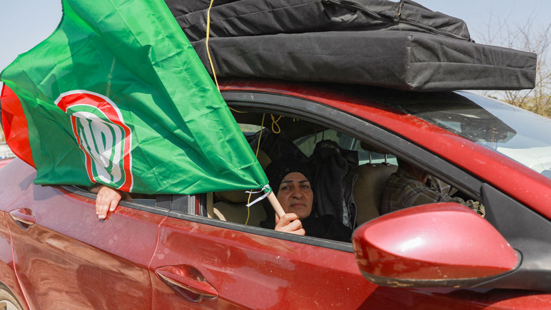 10 günlük ateşkes yürürlüğe girdi: Lübnanlılar güneydeki evlerine dönüyor - Resim : 1
