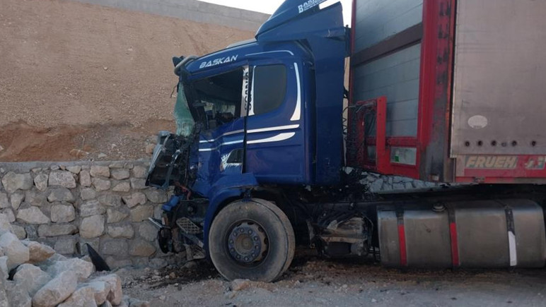 Mersin'de korkunç olay: Fırlayan mermerler minibüsü parçaladı: Ölü ve yaralılar var - Resim : 2