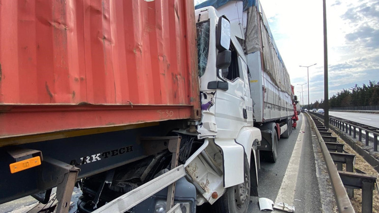 Kocaeli TEM'de 6 tır birbirine girdi: Ankara yönü trafiğe kapandı - Resim : 1