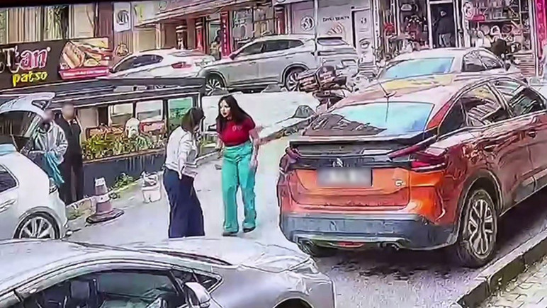 Sosyal medya fenomeni tartıştığı kadına kafa attı: Cezası ağır oldu - Resim : 1