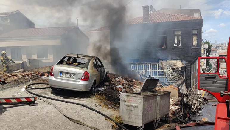 Fatih'te motosiklet tamirhanesinde çıkan yangın araçlara sıçradı - Resim : 1
