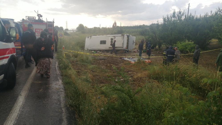 Isparta’da feci kaza! Tur minibüsü şarampole yuvarlandı: 4 ölü, 26 yaralı - Resim : 1