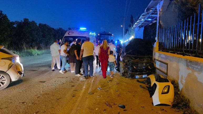Düğün salonu önünde kaza: Çok sayıda yaralı var - Resim : 1