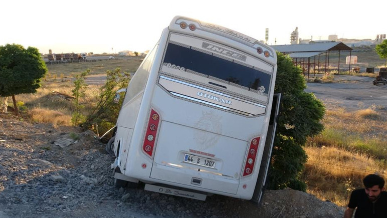 Lastiği patlayan servis aracı şarampole devrildi: Çok sayıda yaralı var - Resim : 1