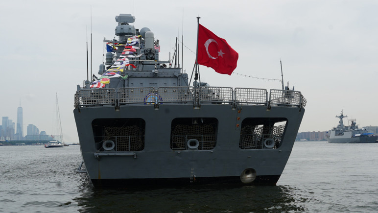 Türk donanmasından Atlantik'in ötesinde güç gösterisi: TCG Oruçreis New York'ta - Resim : 1