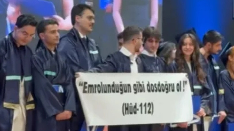 Ömer Çelik'ten ayet yazılı pankart tepkisi - Resim : 1