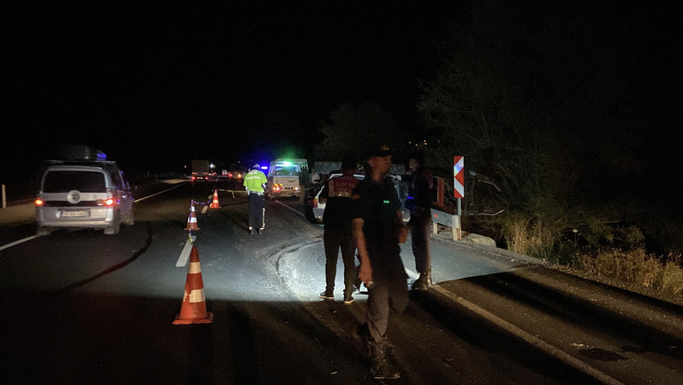 Kastamonu'da otomobil traktörle çarpıştı: Ölü ve yaralı var - Resim : 1