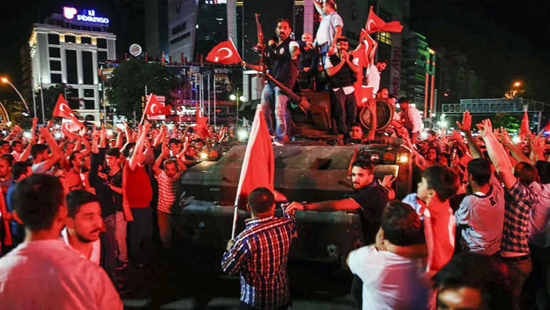 FETÖ'nün darbe girişiminin üzerinden 10 yıl geçti! 15 Temmuz gecesi neler yaşandı? - Resim : 1